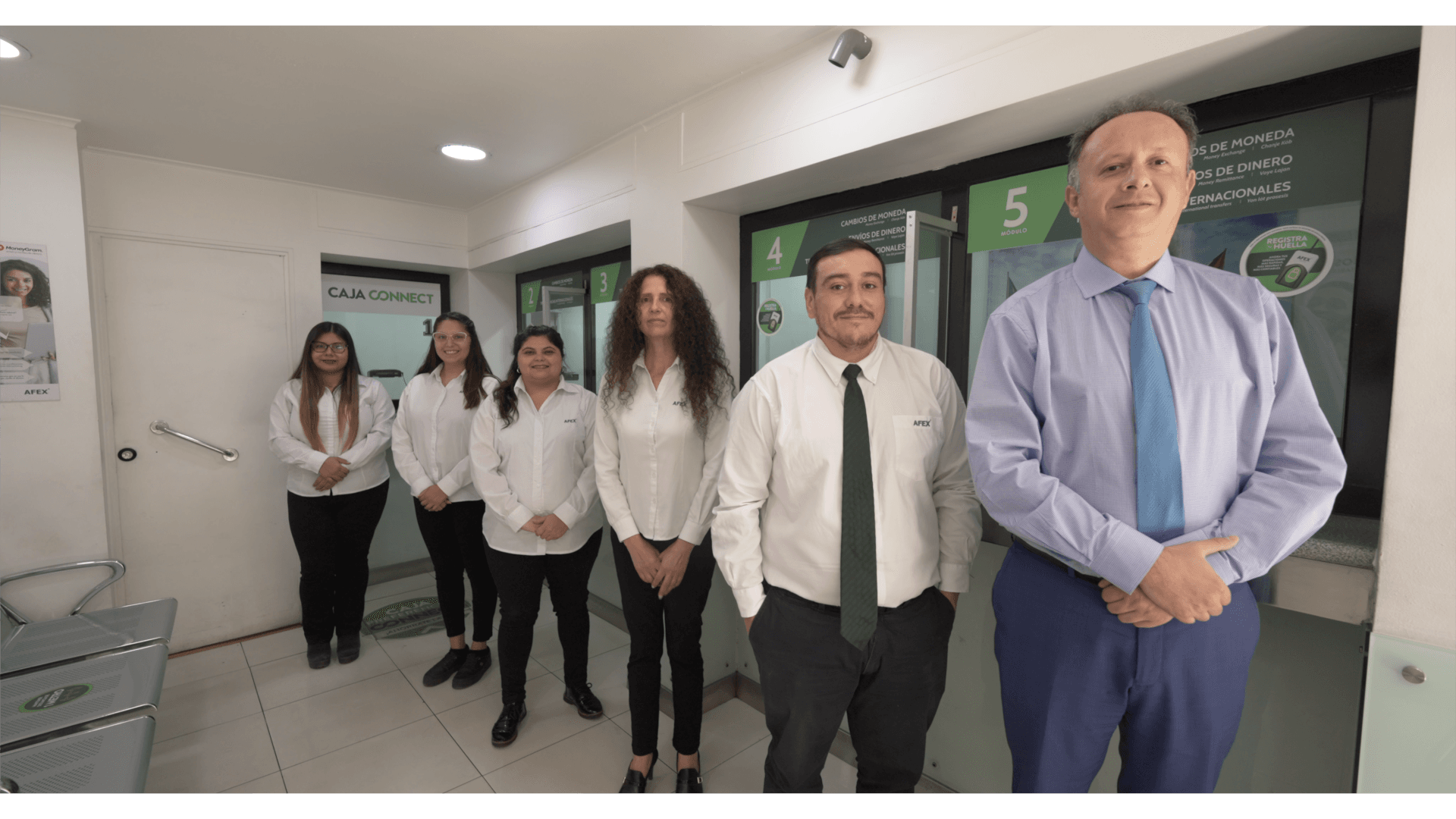 Funcionarios de Afex Agustinas frente a las cajas de la sucursal