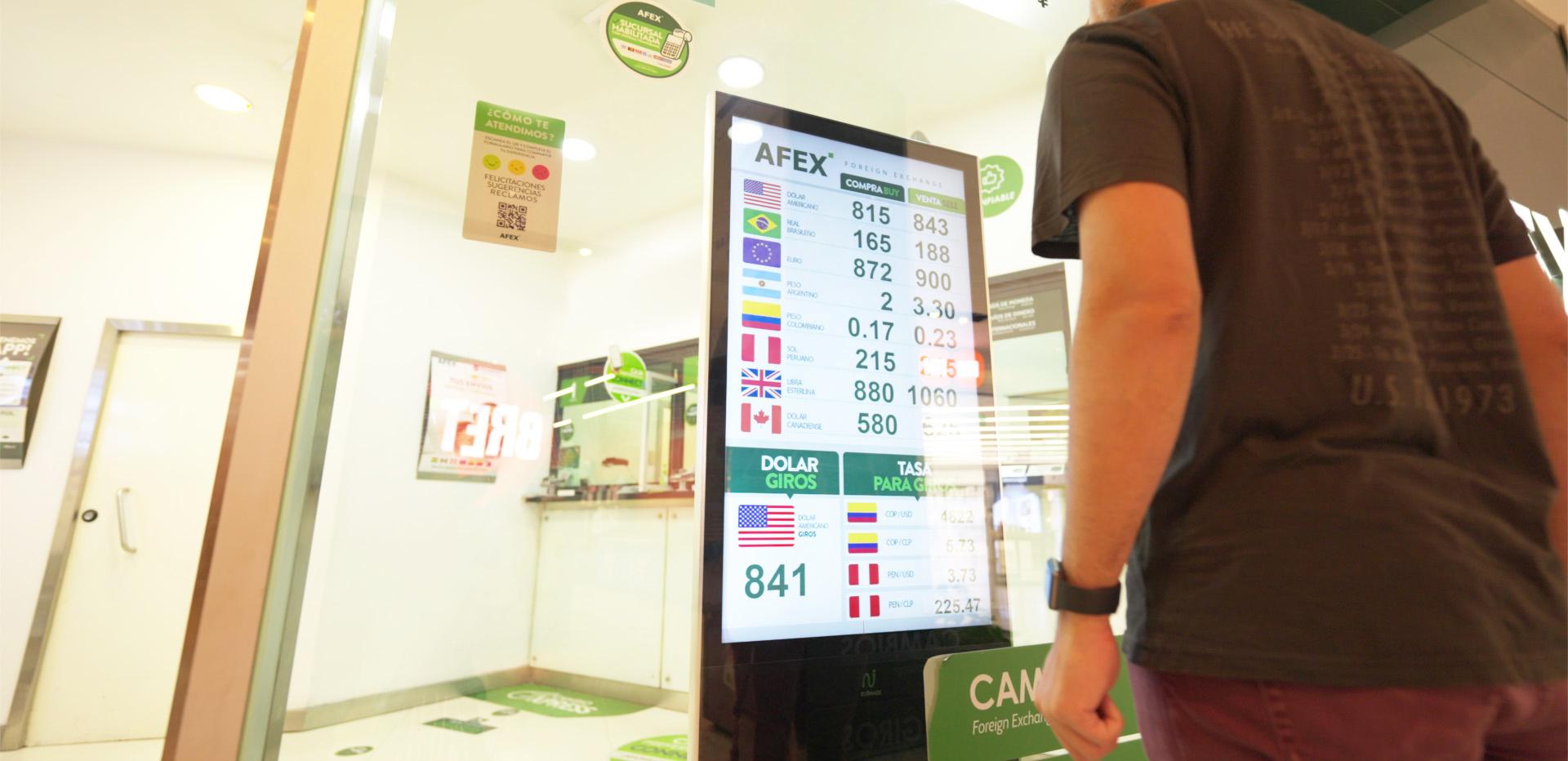 Hombre ingresando a sucursal Afex Parque Arauco